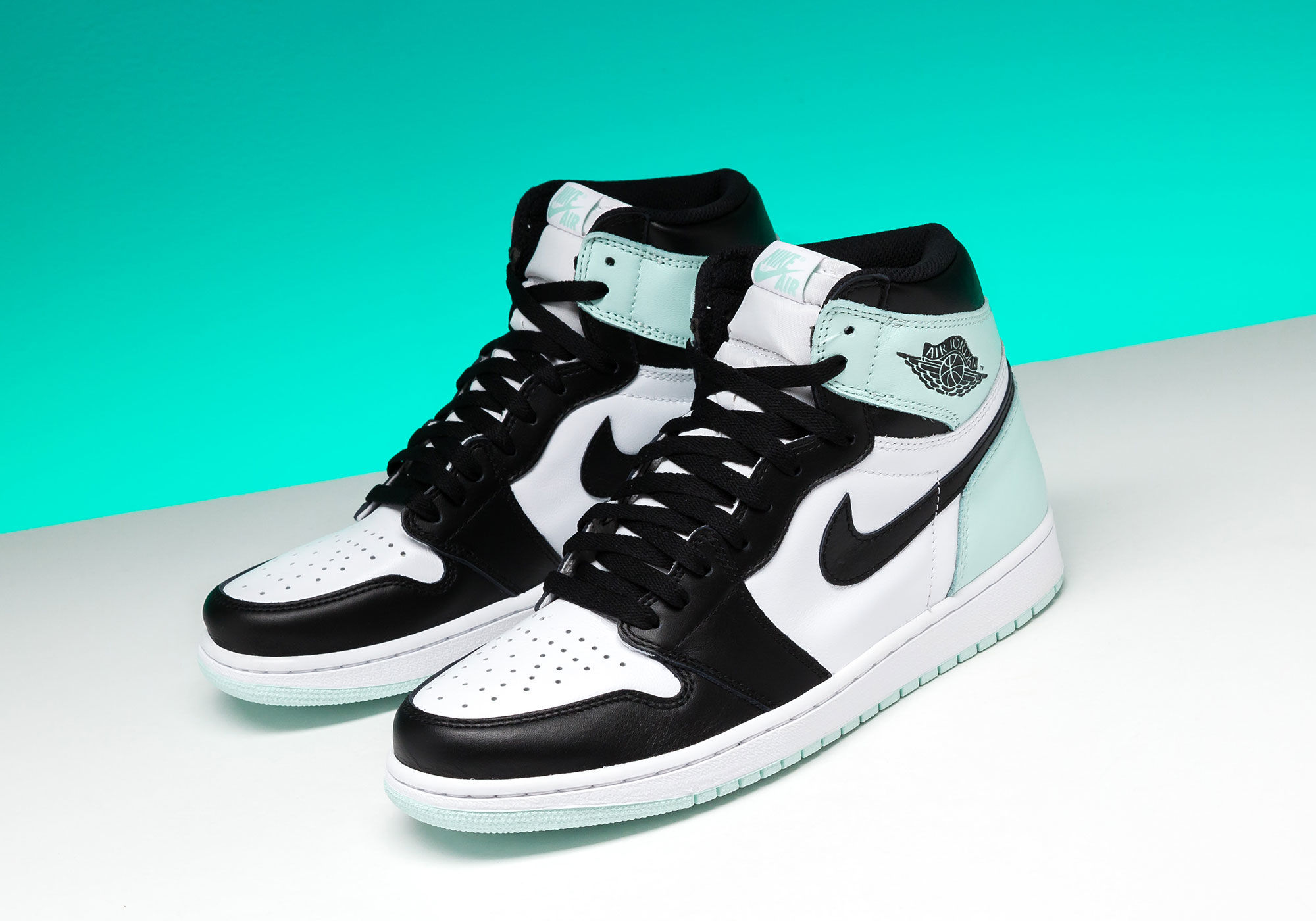 Air Jordan 1 Retro OG Igloo
