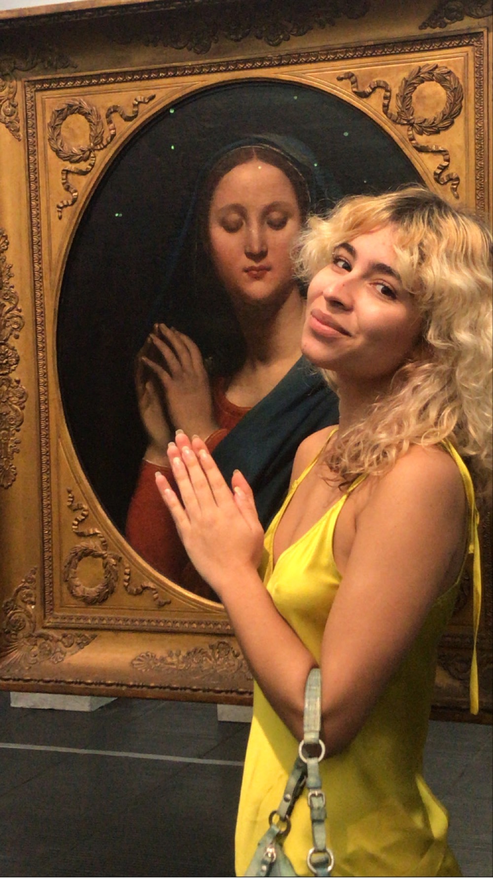 Eduarda in front of a painting at the museum
