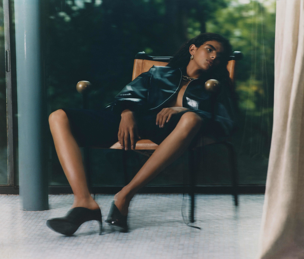 Model in chair in Casa de Vidro